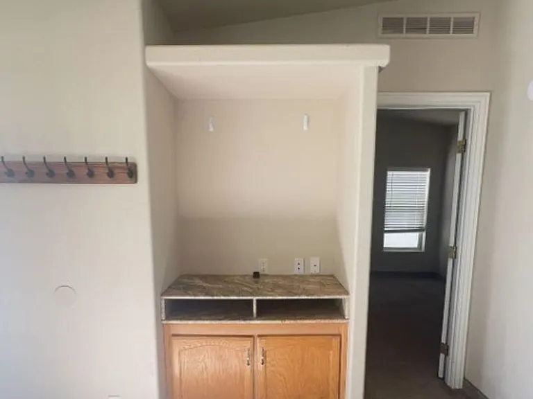 311 N Highland Dr — Photo 4