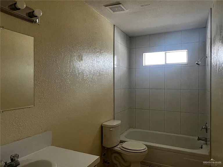 618 Gastel Cir #A-B — Photo 5