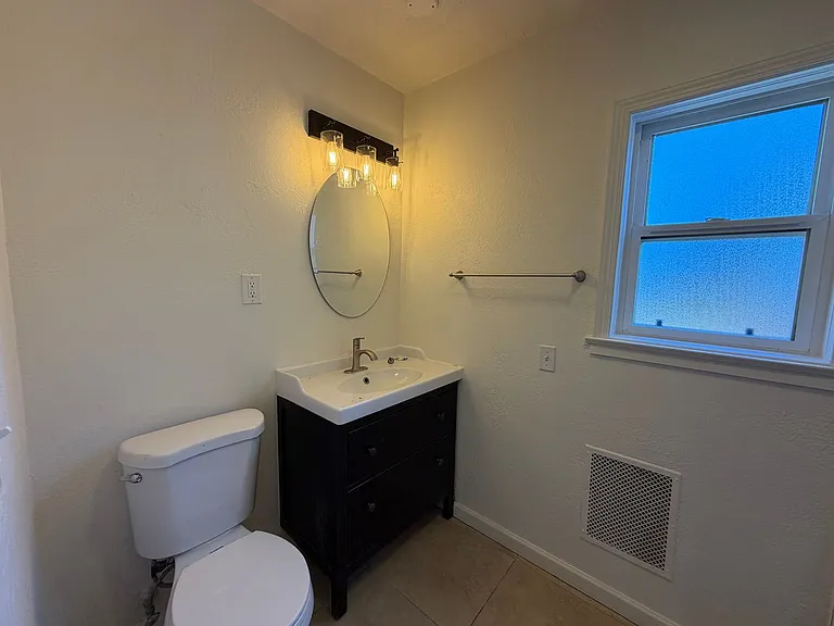564 E St — Photo 9