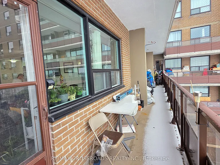 180 Markham Rd #921 — Photo 37