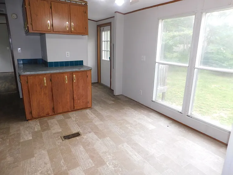 22540 Henry St — Photo 3