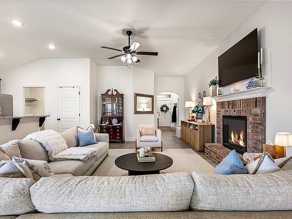 5th image of 2402 Armstrong Ln