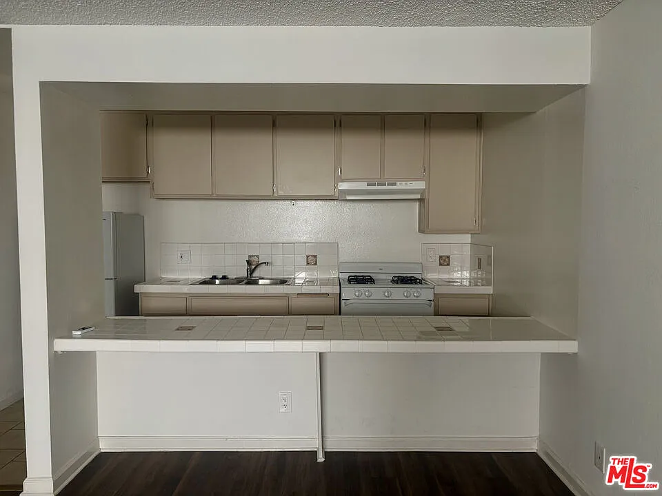 Studio, 1.0 bath, 420 sqft, $1,875 — Photo 4