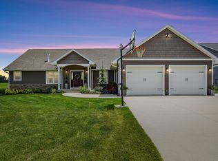 504 Cork Dr NW, Cascade, IA 52033