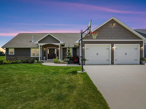 504 Cork Dr NW, Cascade, IA 52033