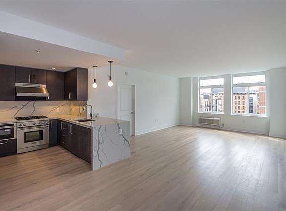 2nd image of 1400 Hudson St Unit 318