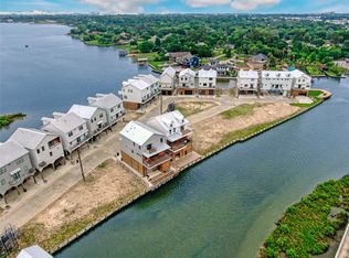 22 Cmdr Runco Ln, Seabrook, TX 77586