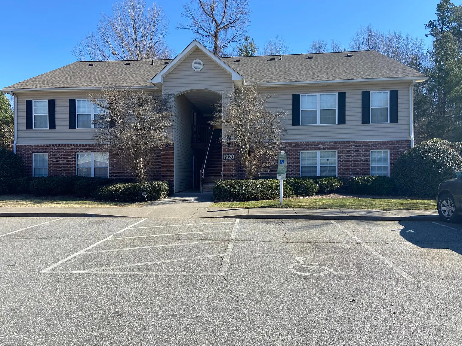 1920 Crest Hollow Dr — Photo 4