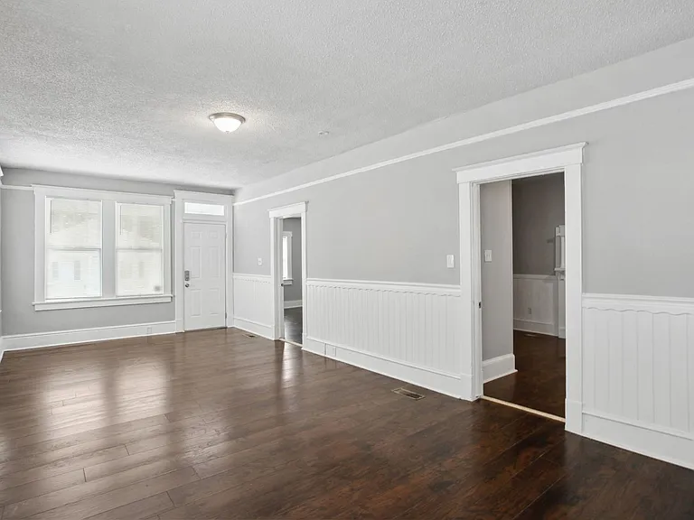 923 W Victory Dr — Photo 6