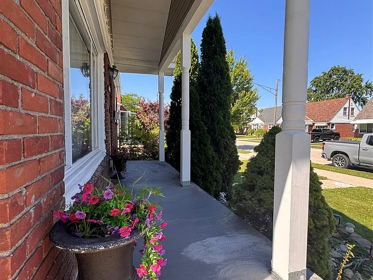 28025 Joan St — Photo 3