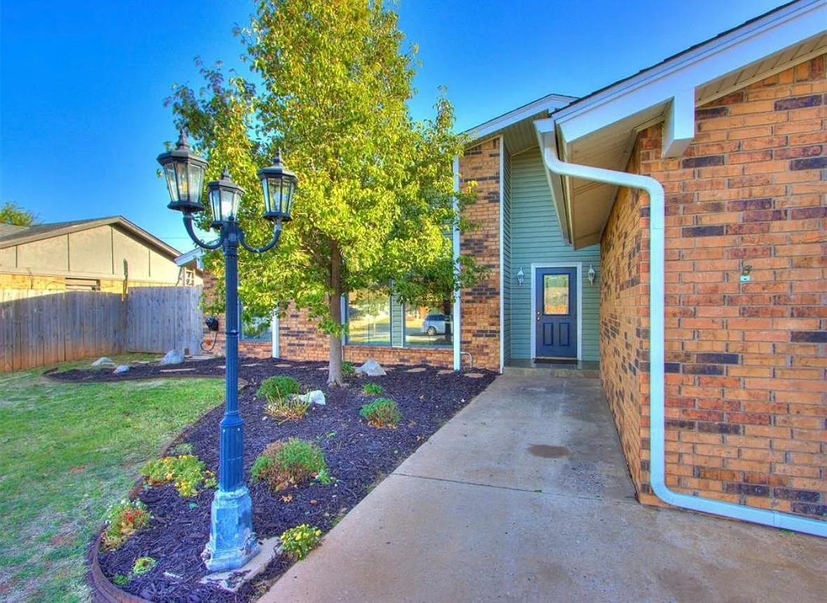 4 bed, 2195 sqft, $2,100 — Photo 3
