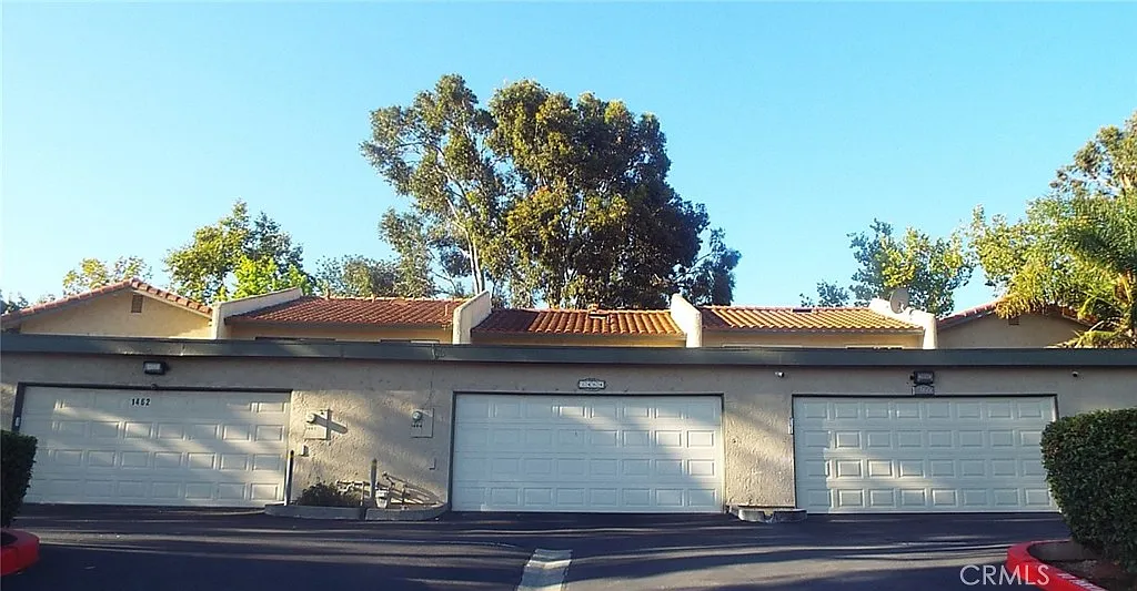 3 bed, 2.5 bath, 1523 sqft, $3,300 — Photo 3