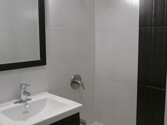 4th image of 886 Franklin Ave #1RU
