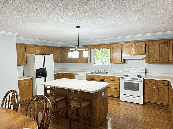 4th image of 102 10th Ave NW