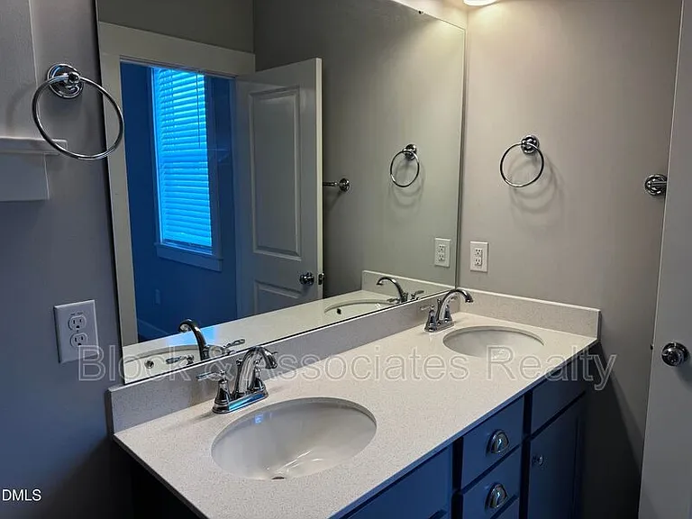 440 Douglas Falls Dr — Photo 10