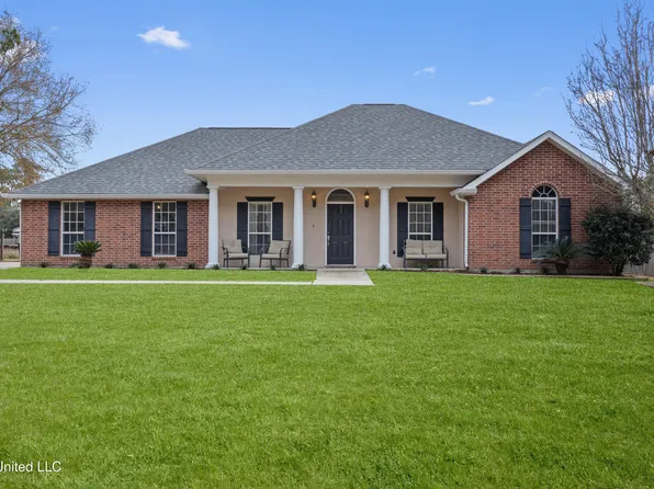 1118 Grove St, Waveland, MS 39576