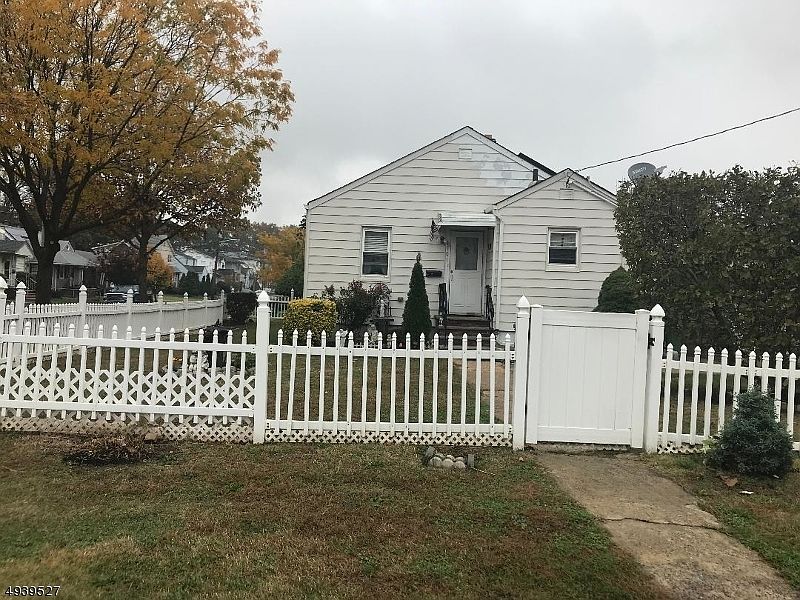 2nd image of 1301 Clinton St
