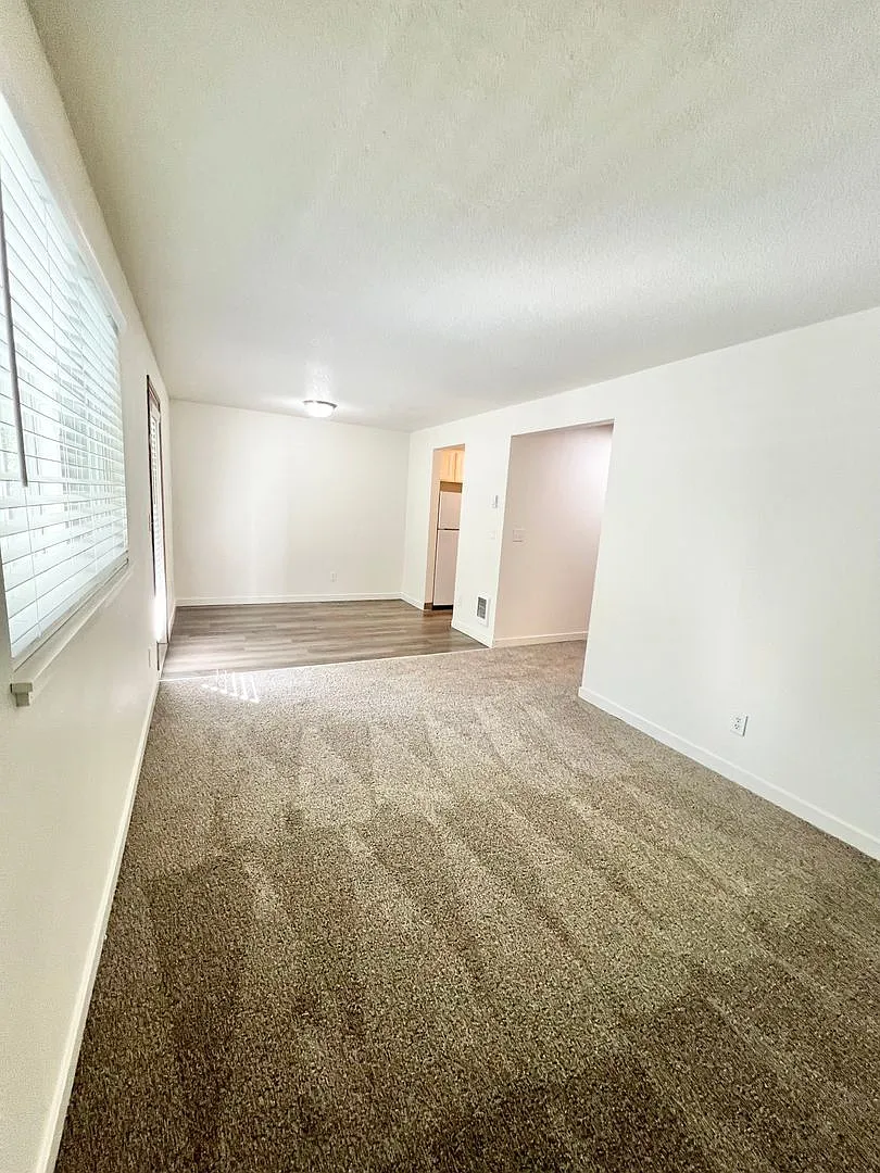 Willow Creek Apartments — Photo 4