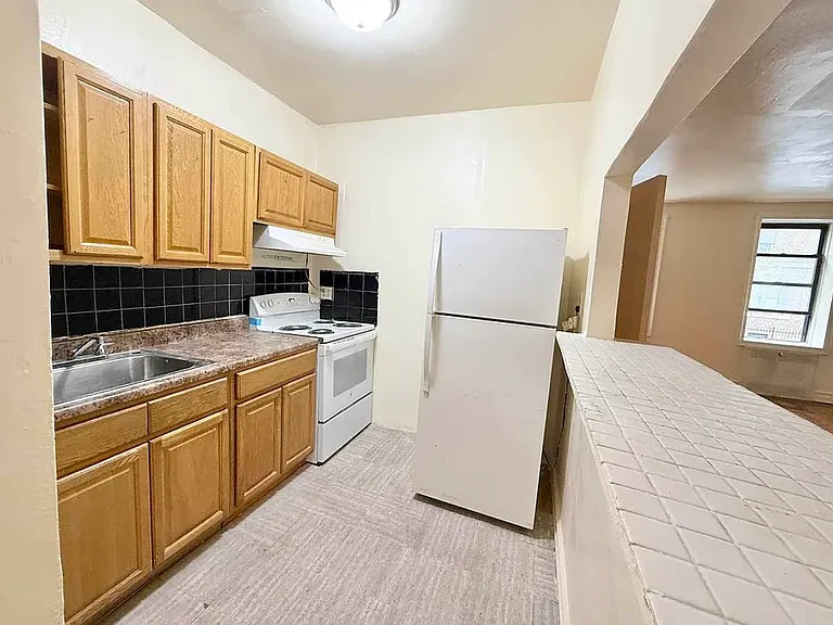 145 E 18th St #1 — Photo 2