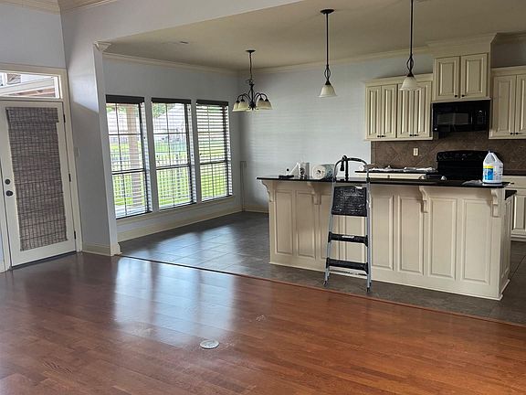 4th image of 211 Lakeshore Dr