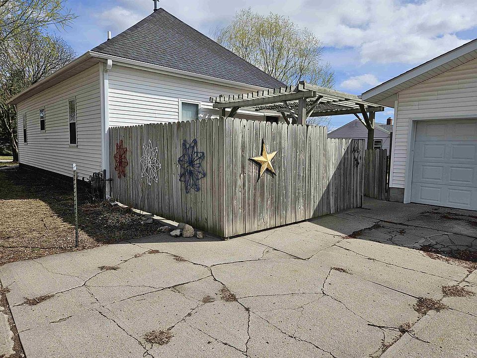2nd image of 113 N Hickory St