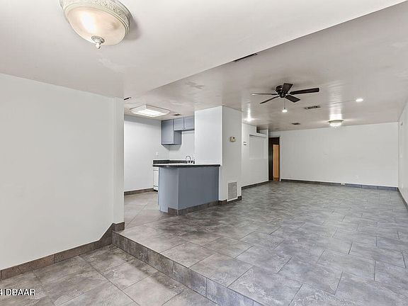 3rd image of 819 Narcissus Ave