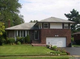 51 Canterbury Rd, Woodbury, NY 11797
