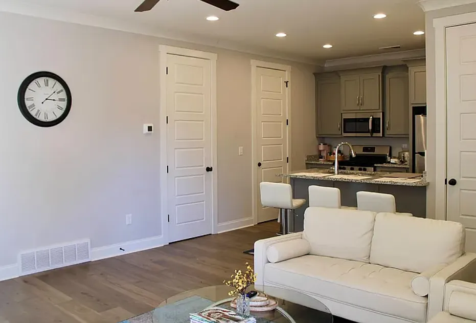 425 Live Oak Dr — Photo 2