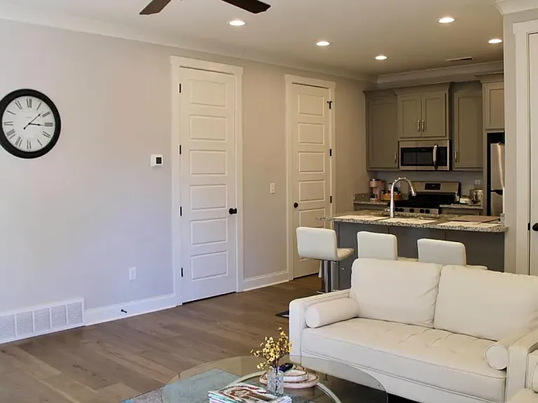 425 Live Oak Dr — Photo 2