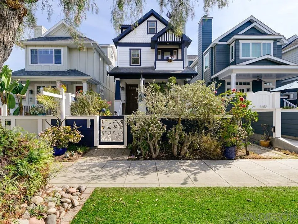 445 E Ave