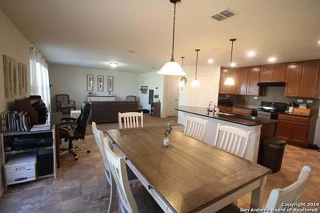 3 bed, 2.5 bath, 2410 sqft, $1,895 — Photo 4