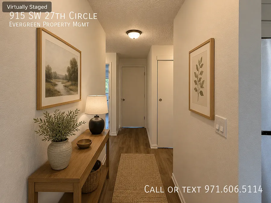 Beautiful 2 bdrm, 1 bath Duplex- Large fenced backyard with a Garage! — Photo 4
