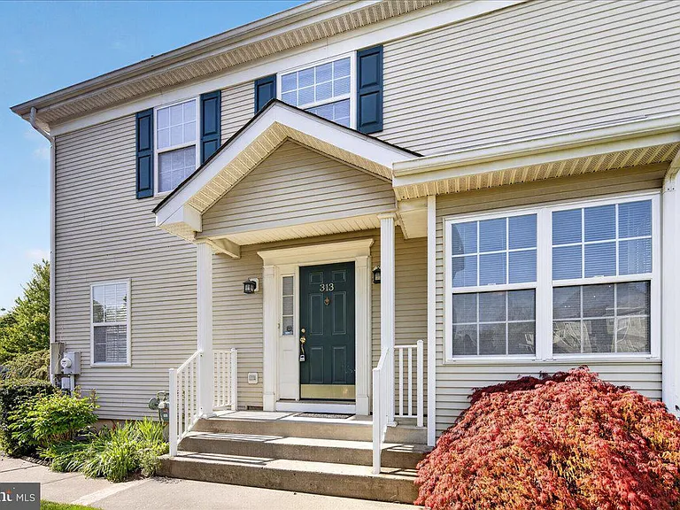 313 Fountayne Ln — Photo 1
