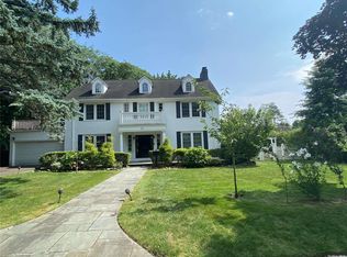22 Beverly Rd, Great Neck, NY 11021
