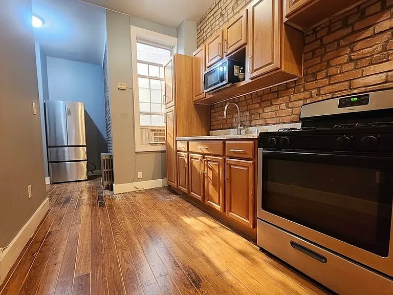 846 Hart St #2R — Photo 8