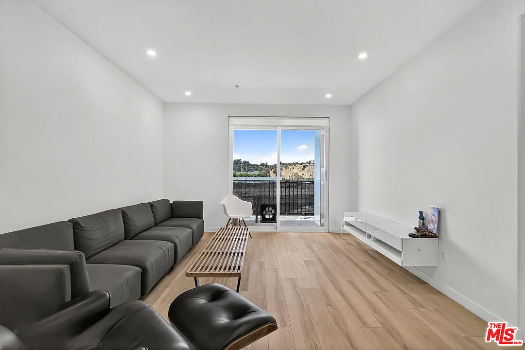 2 bed, 2.0 bath, 1160 sqft, $3,000 — Photo 2