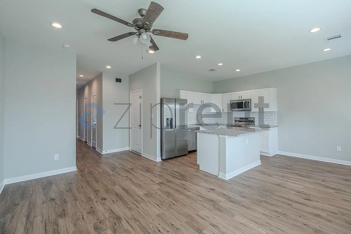 3 bed, 2.5 bath, 1366 sqft, $1,579 — Photo 2