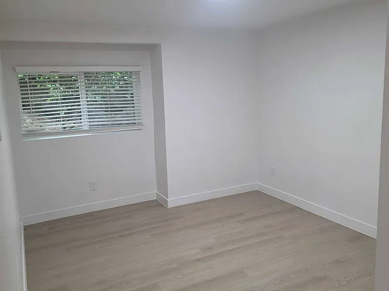 Wellington Place Apartments — Photo 27