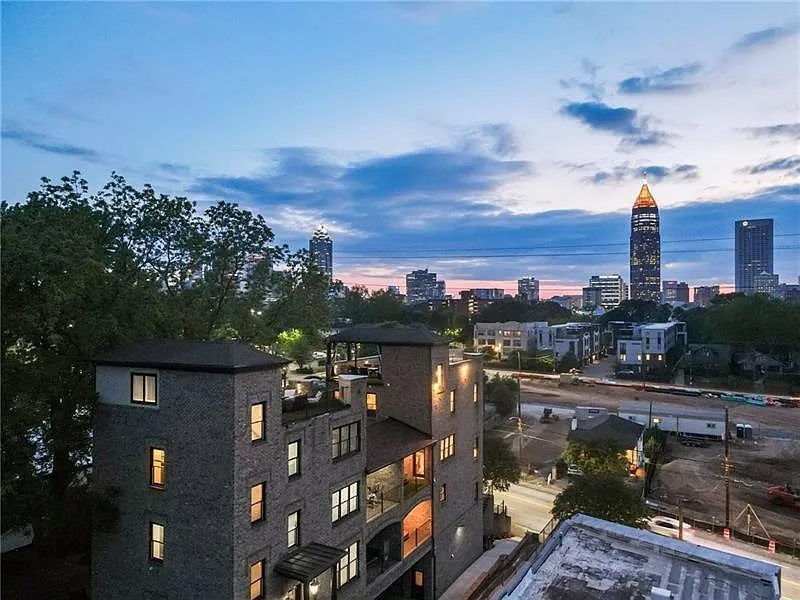 3 bed, 5.0 bath, 2871 sqft, $6,000 — Photo 4