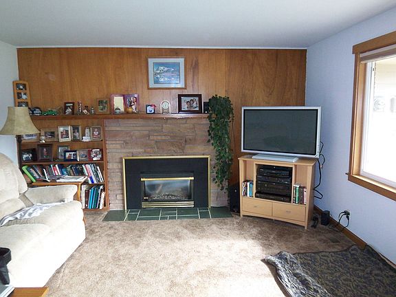 Family Room w/Fireplace