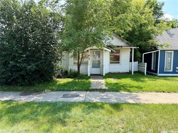 913 Stadacona STREET W, Moose Jaw, SK S6H 2A9