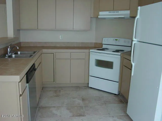 Northwest 4 Bedroom — Photo 2