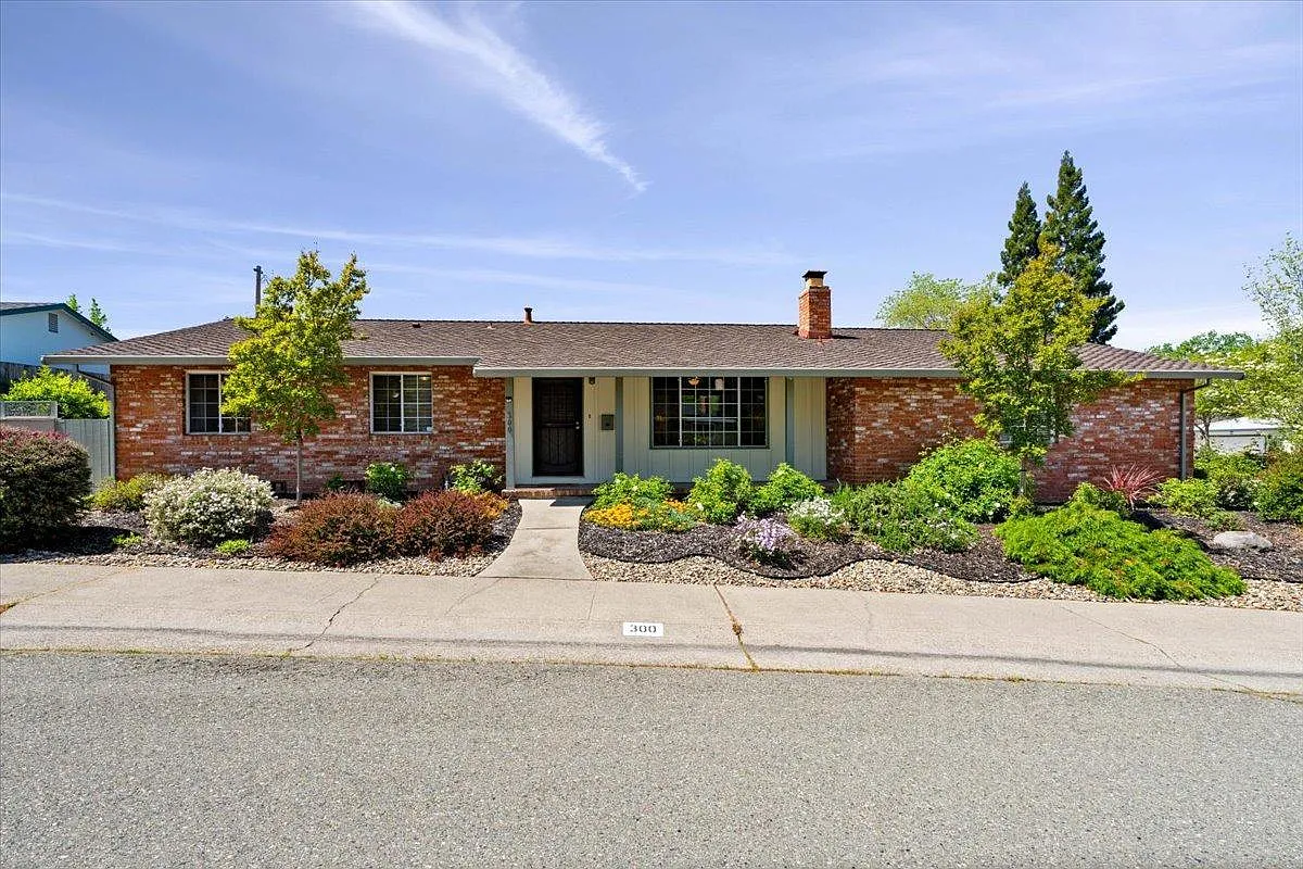 300 James Dr photo 1
