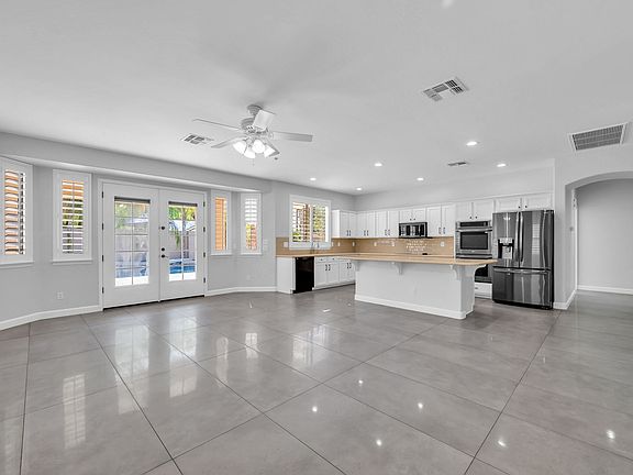 4th image of 221 W Birchwood Pl