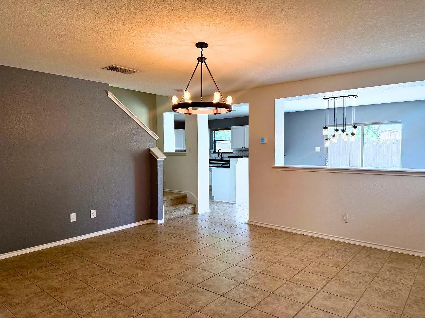 Gorgeous 3 Bedroom Rental with Loft & Large Backyard! — Photo 4