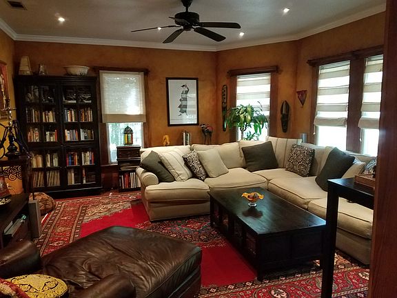 3rd image of 1023 W San Antonio St