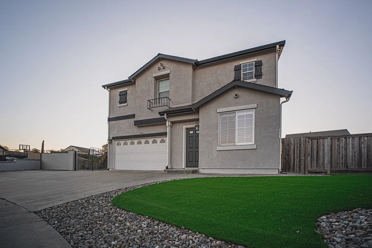 Low maintenance front yard. - 4401 Celeste Ct