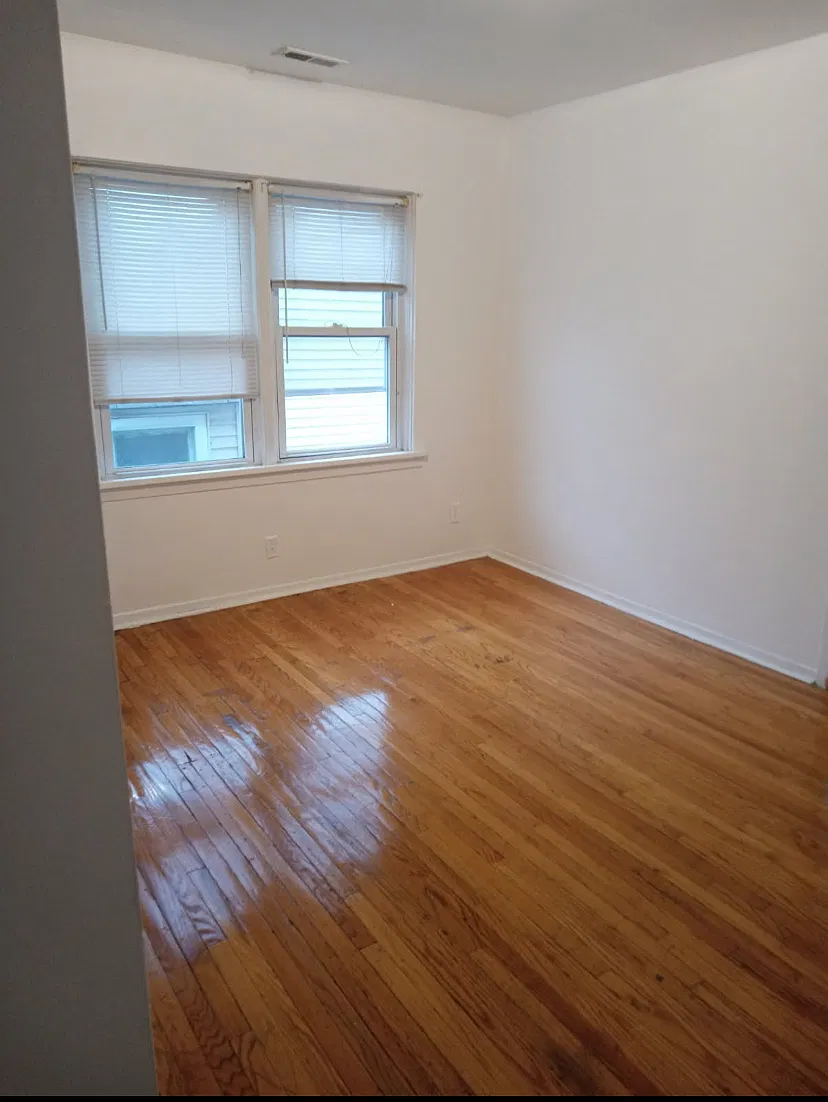 2 bed, 700 sqft, $1,200 — Photo 2