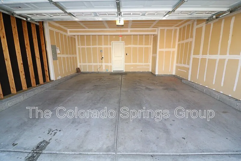3 bed, 2.5 bath, 2570 sqft, $2,400 — Photo 3