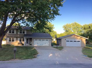 702 Hilltop Ct, Mahomet, IL 61853